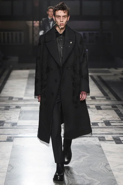 Look 16